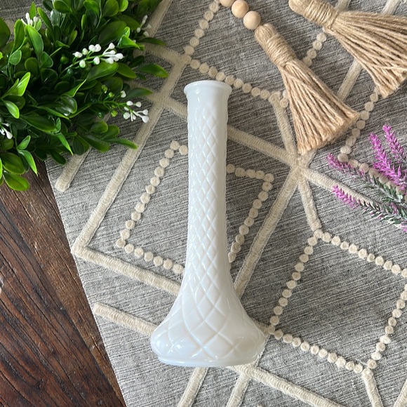 VINTAGE milk glass Vase - like new - Picture 5 of 8